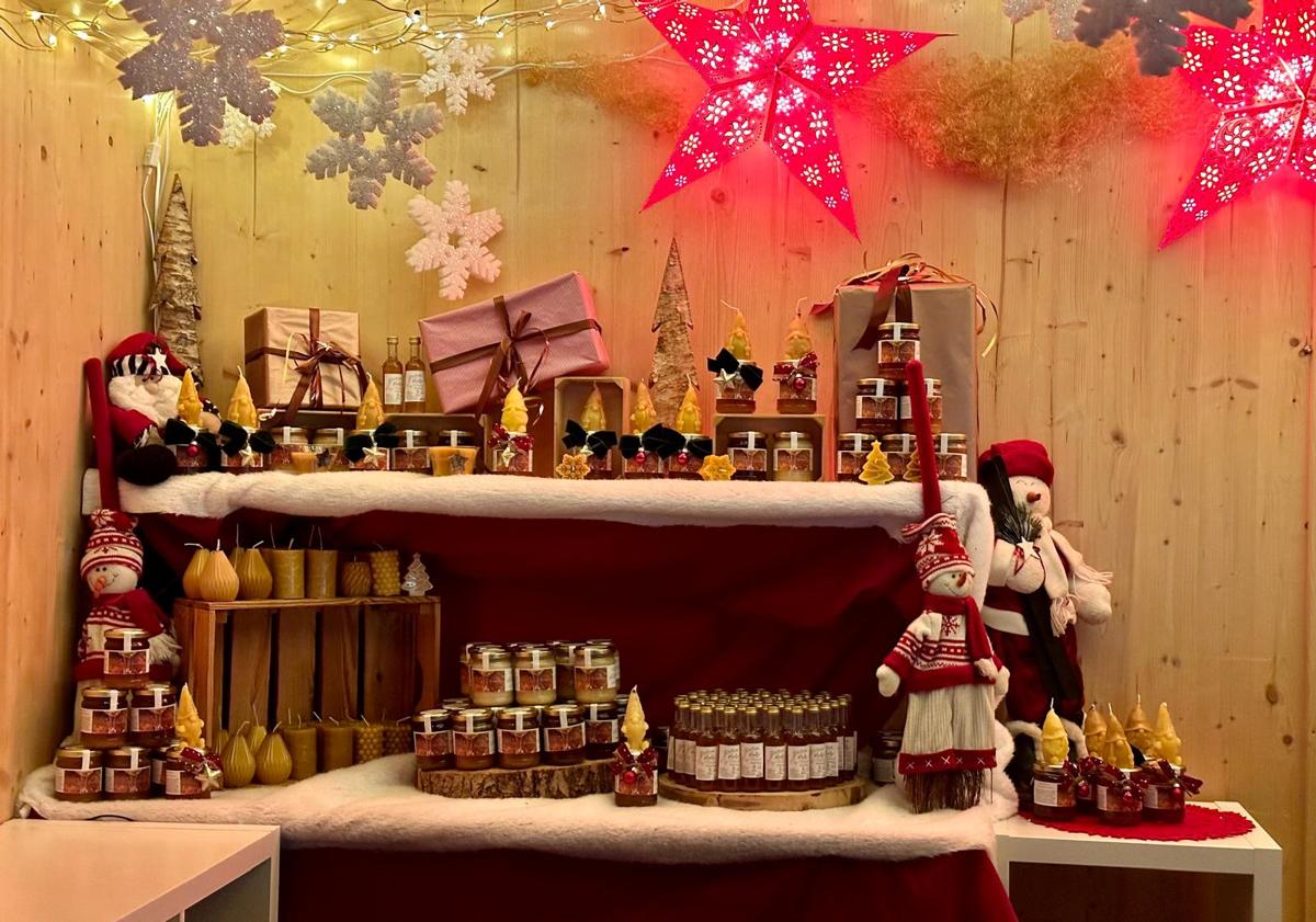 Weihnachtliches Sortiment: Honig, Wichtel-Kerzen aus Bienenwachs und Geschenke.